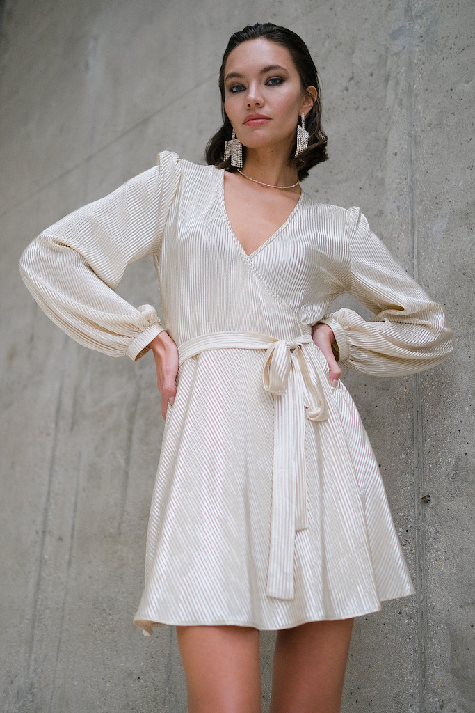 Платье на запах мини золотое