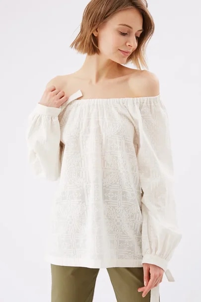 Блуза с открытыми плечами