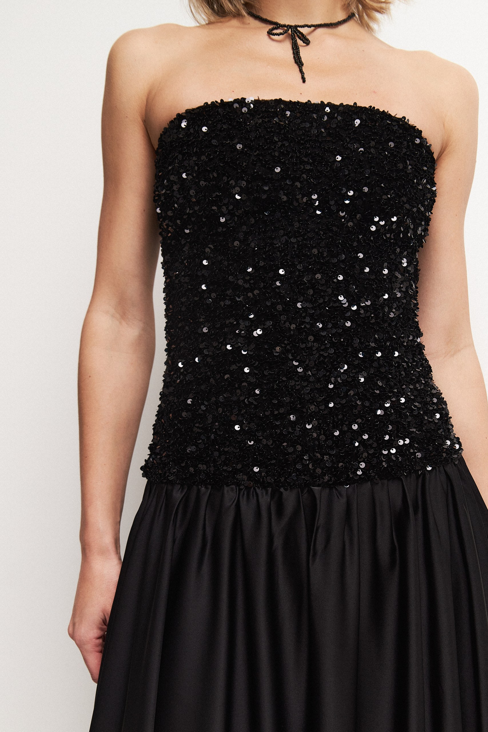 Платье-бандо с пайетками миди 