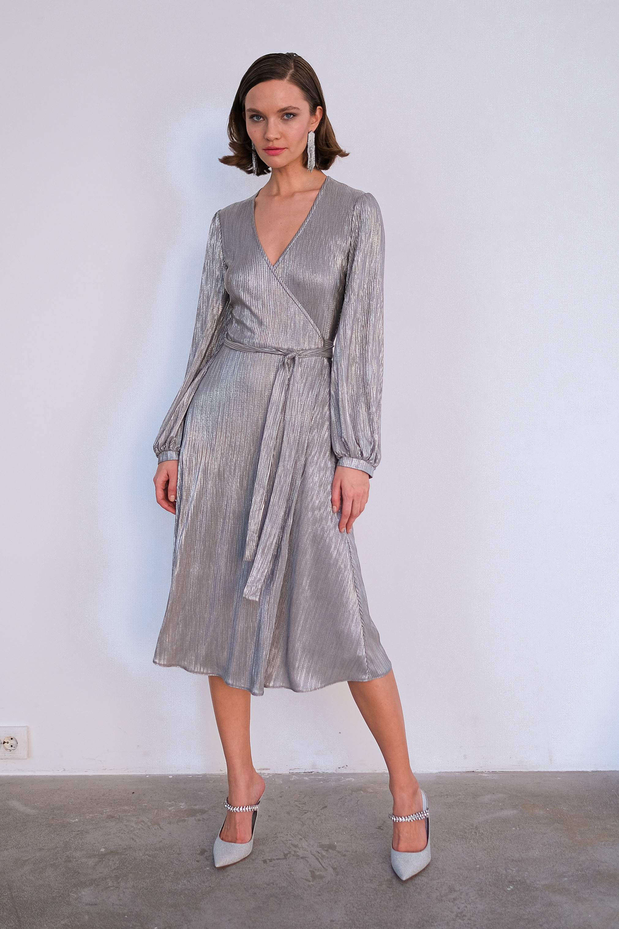 Платье на запах миди серебряное