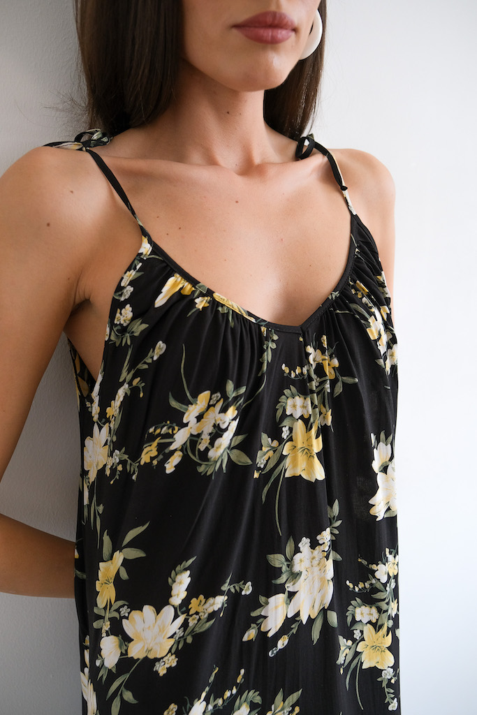 Платье на бретелях 