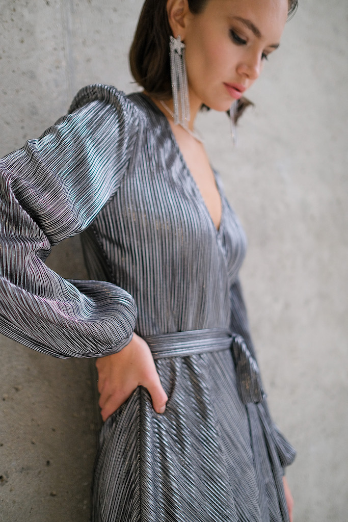 Платье на запах серебро мини