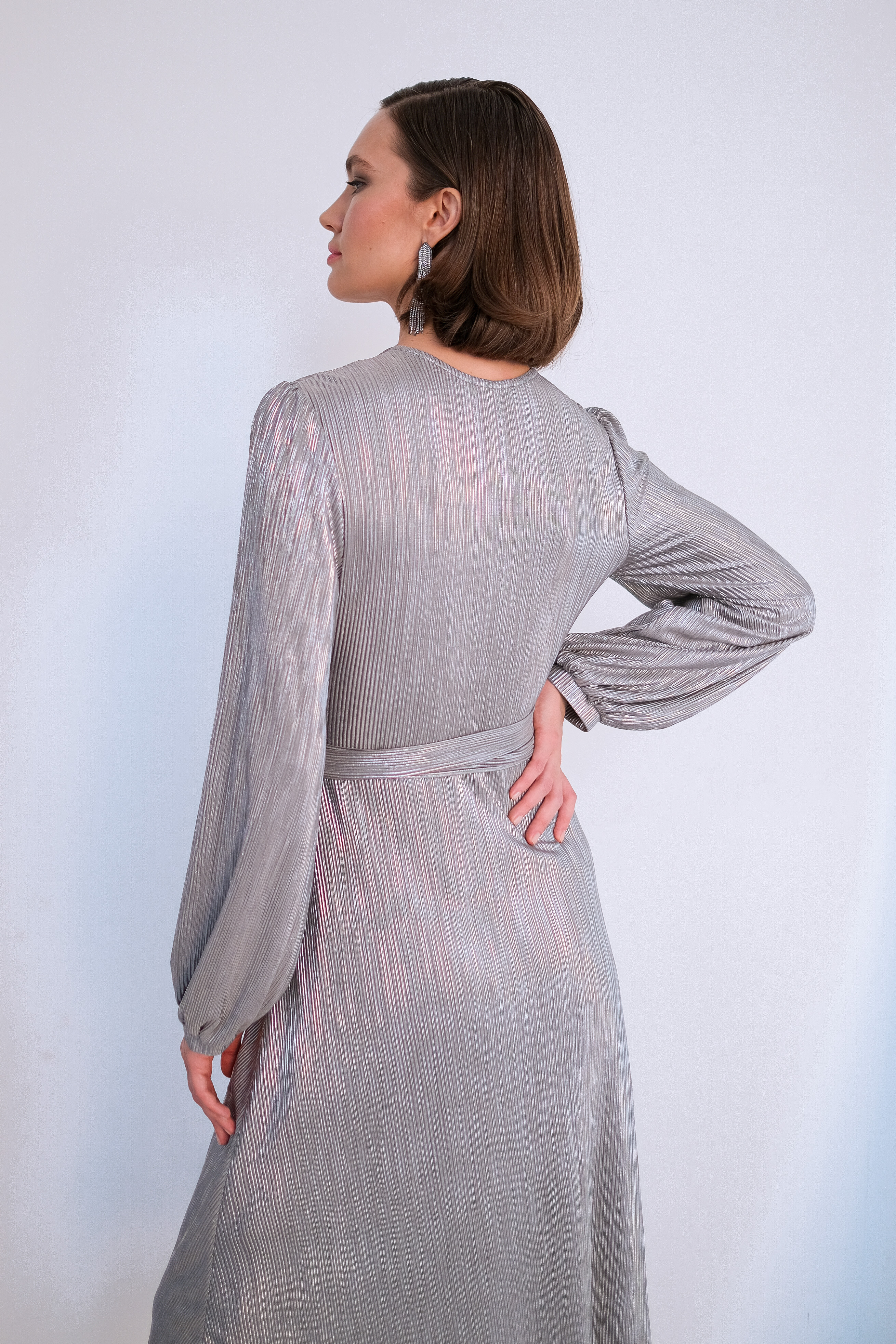 Платье на запах миди серебряное