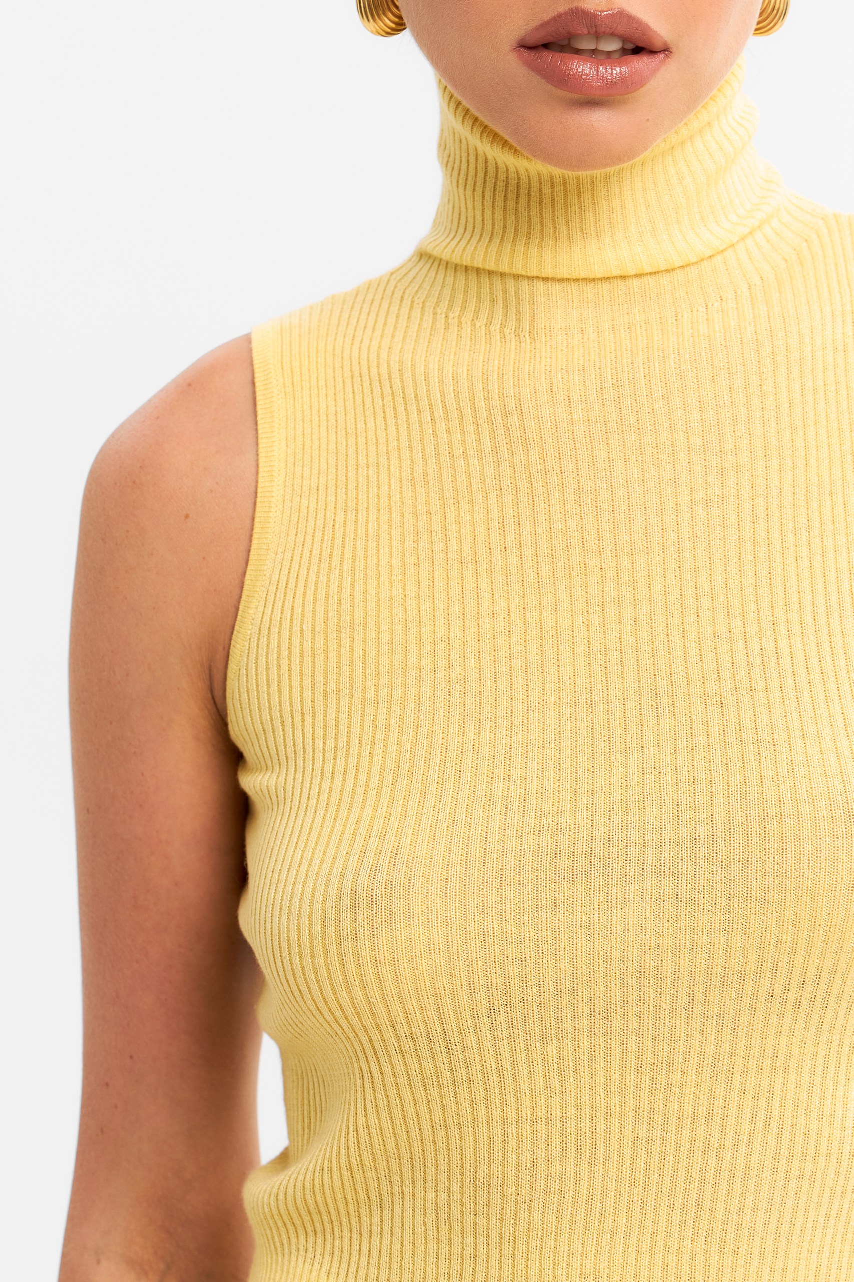 Топ с высоким воротом