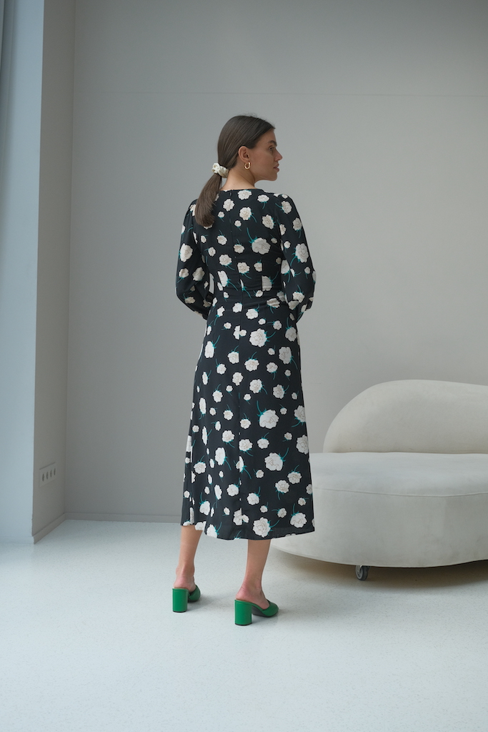 Платье принт белые цветы