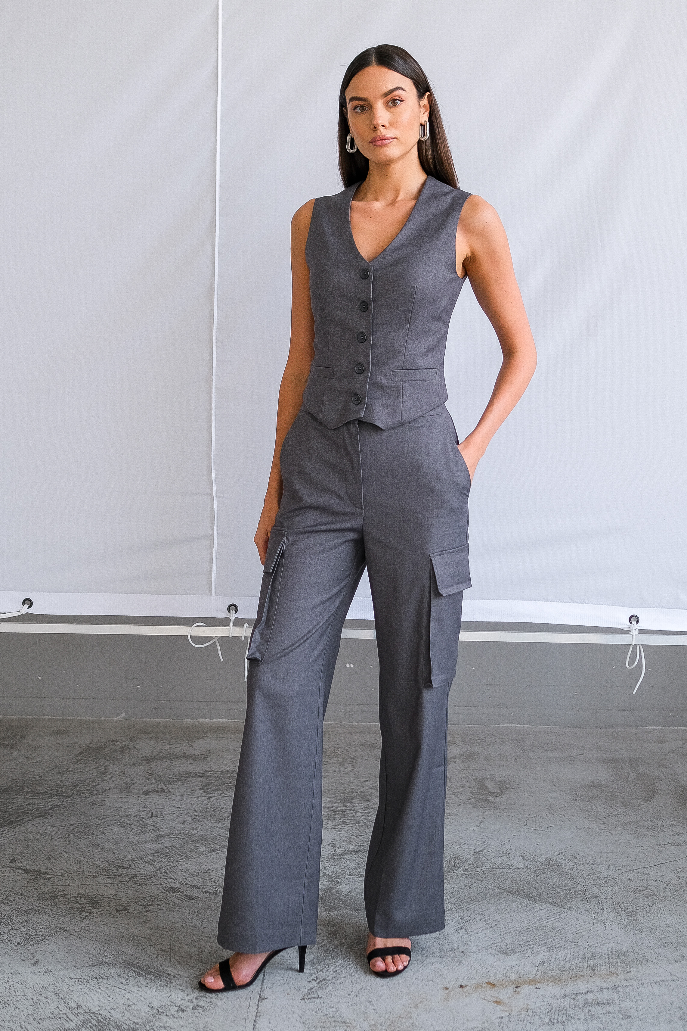 Жилетка серая костюмная