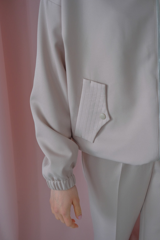 Бомбер бежевый