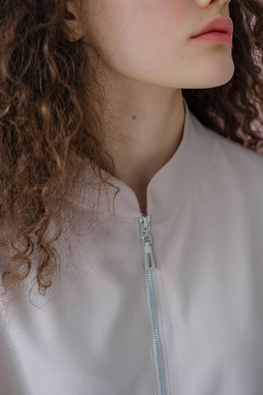 Бомбер бежевый