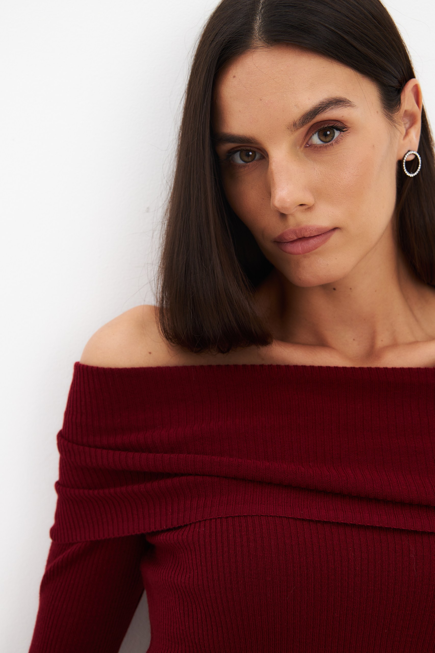 Джемпер с открытыми плечами 