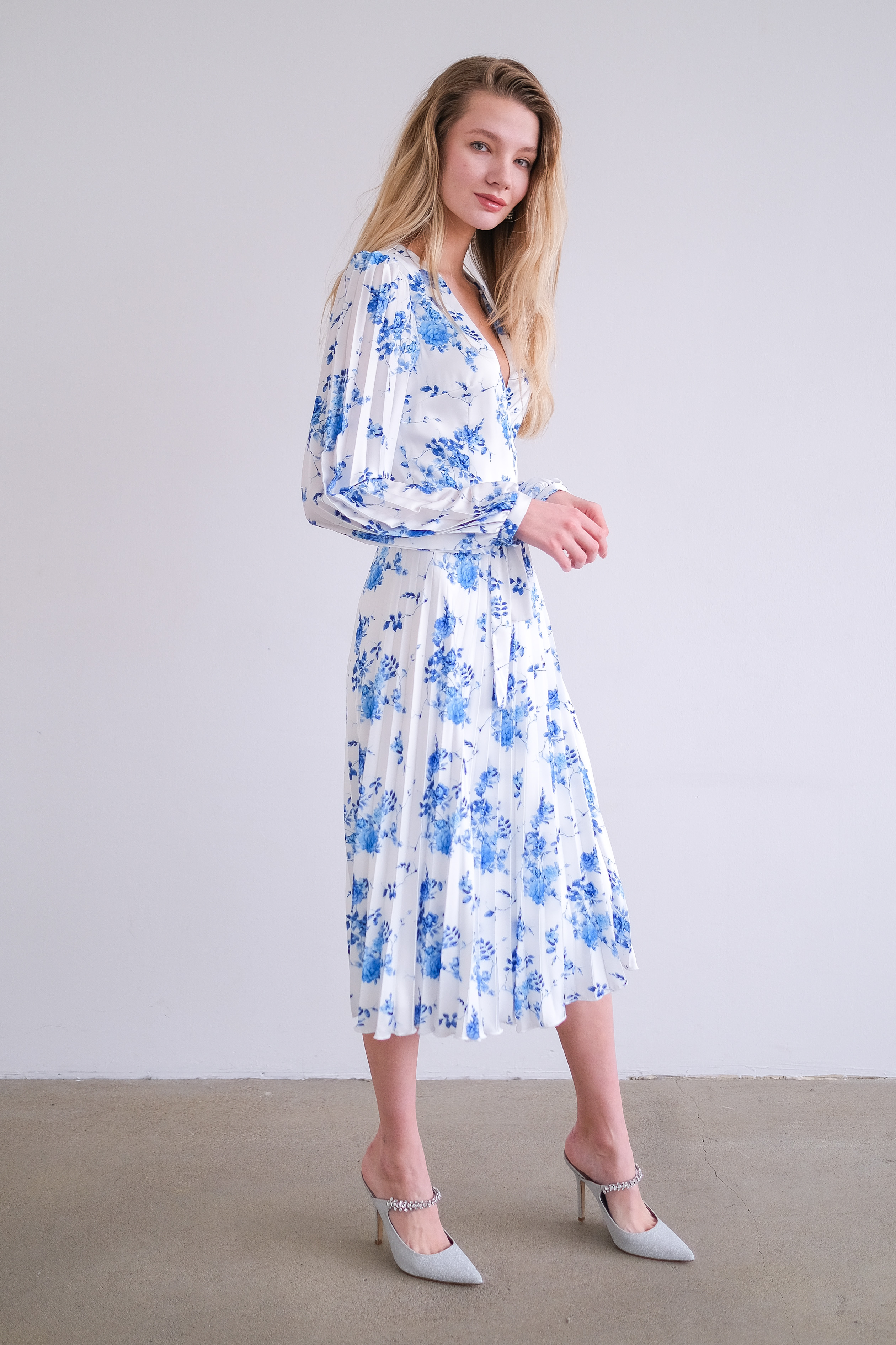 Платье на запах голубые цветы