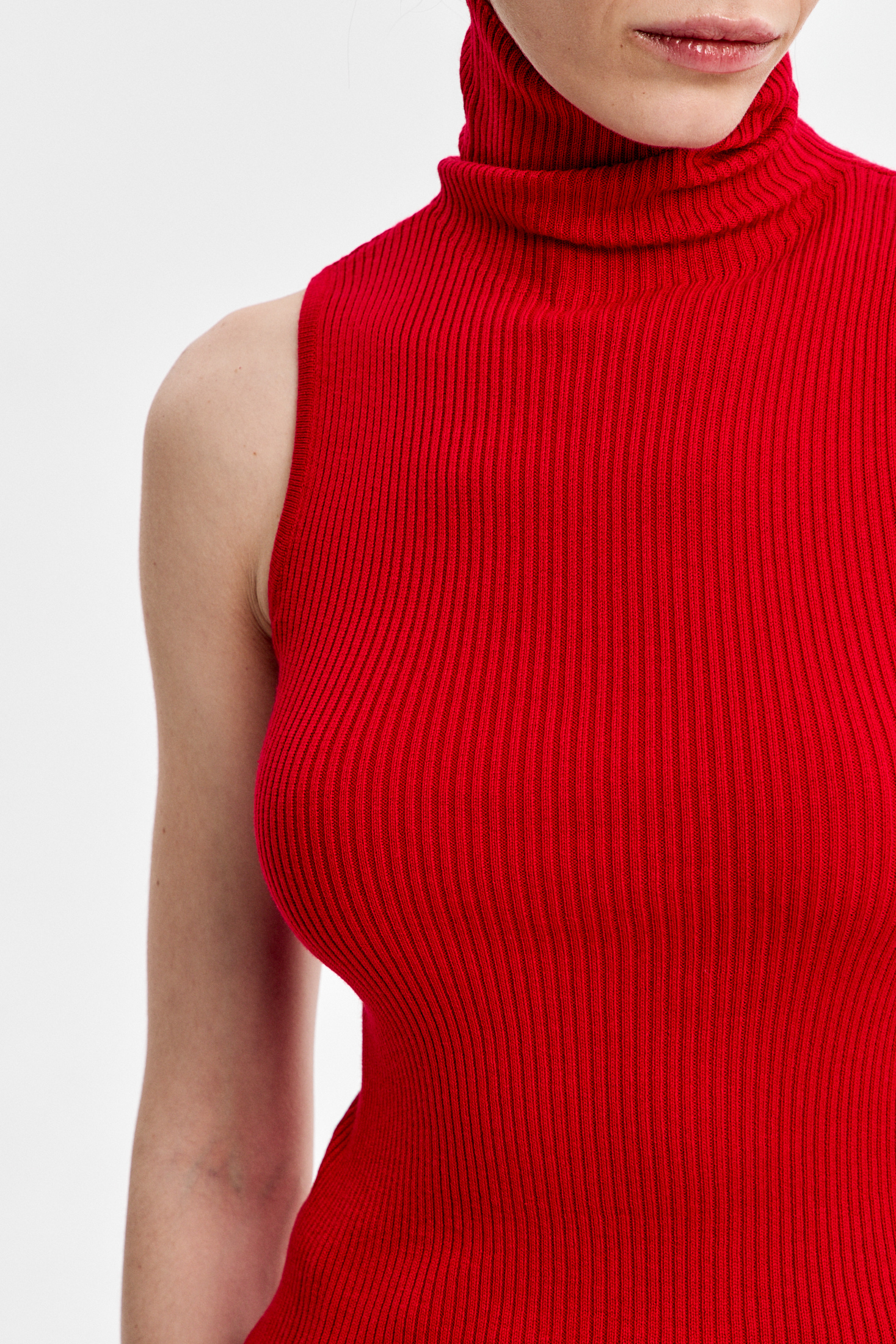 Топ с воротником стойка