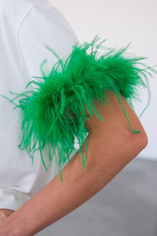 Футболка с боа