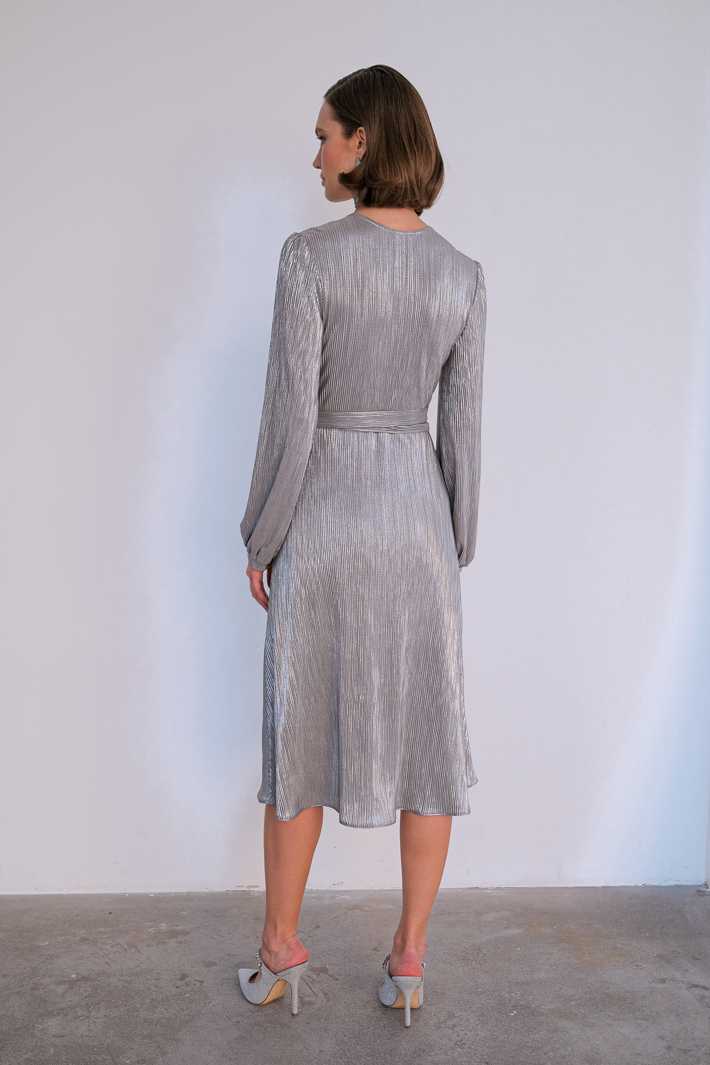 Платье на запах миди серебряное