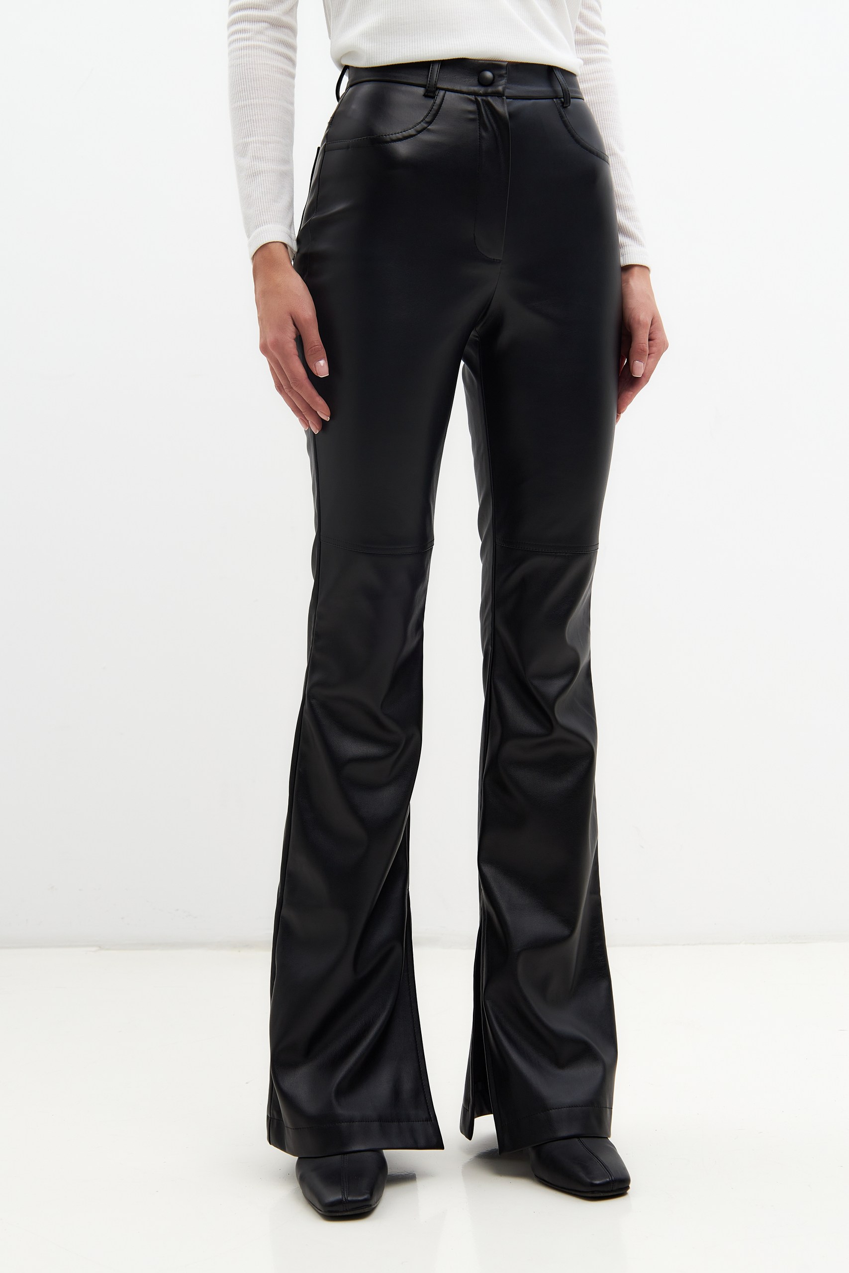 Брюки из эко кожи с разрезами 