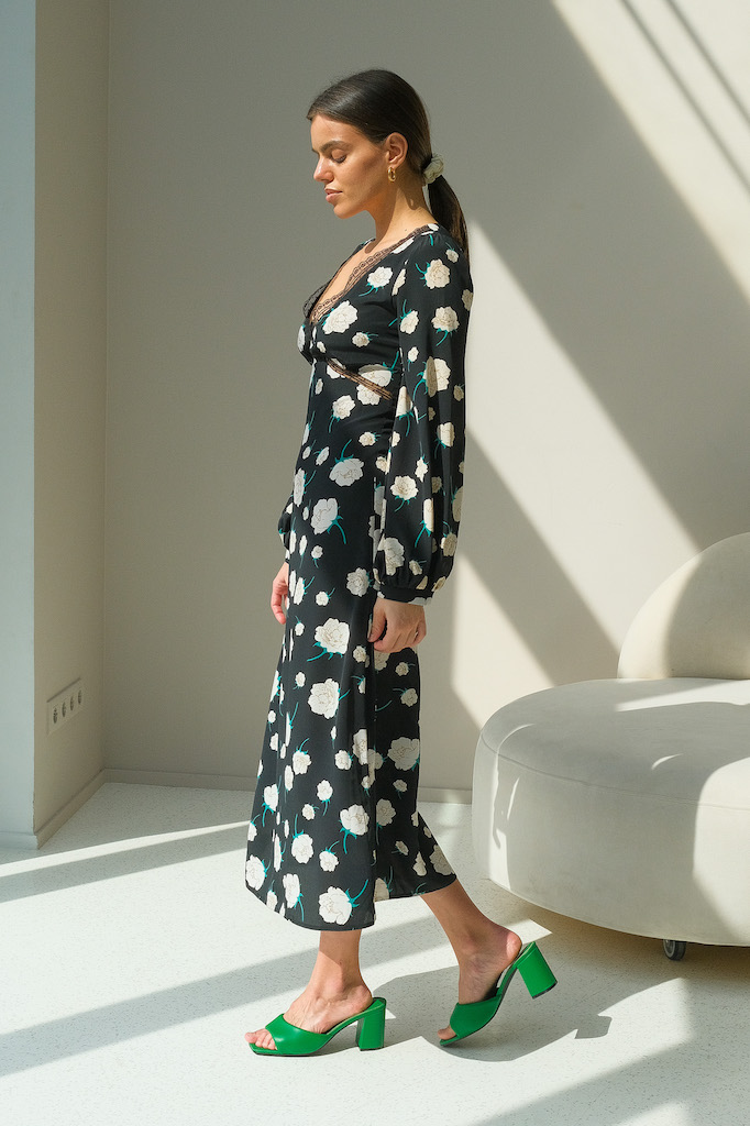 Платье принт белые цветы