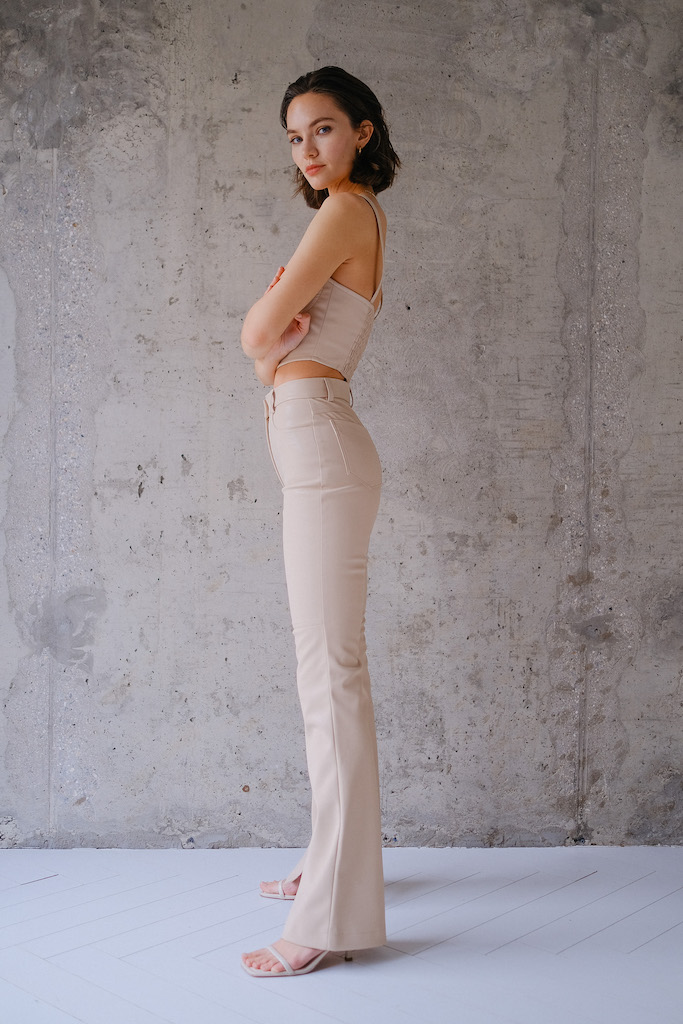 Брюки из эко кожи с разрезами 