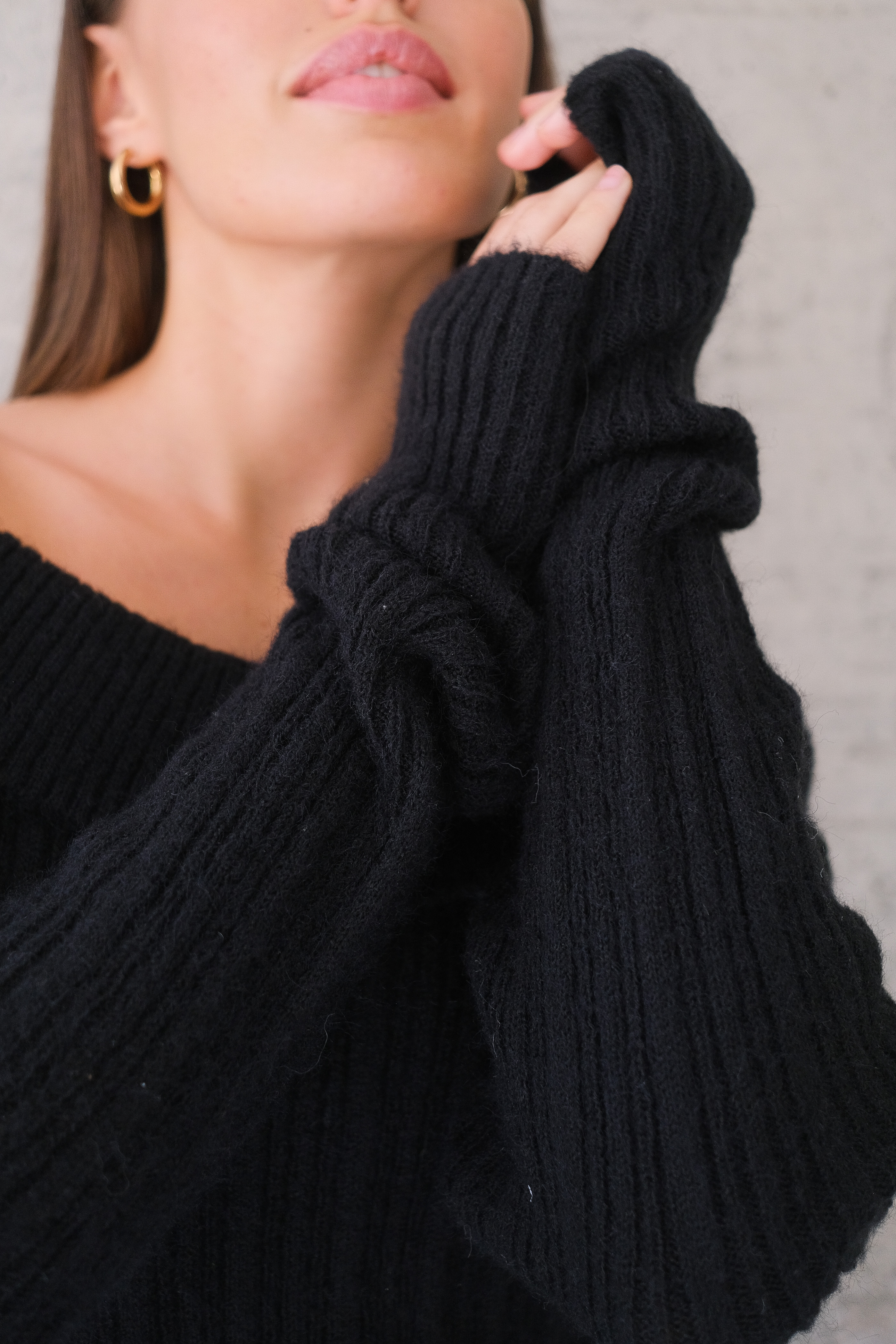 Свитер с открытыми плечами черный