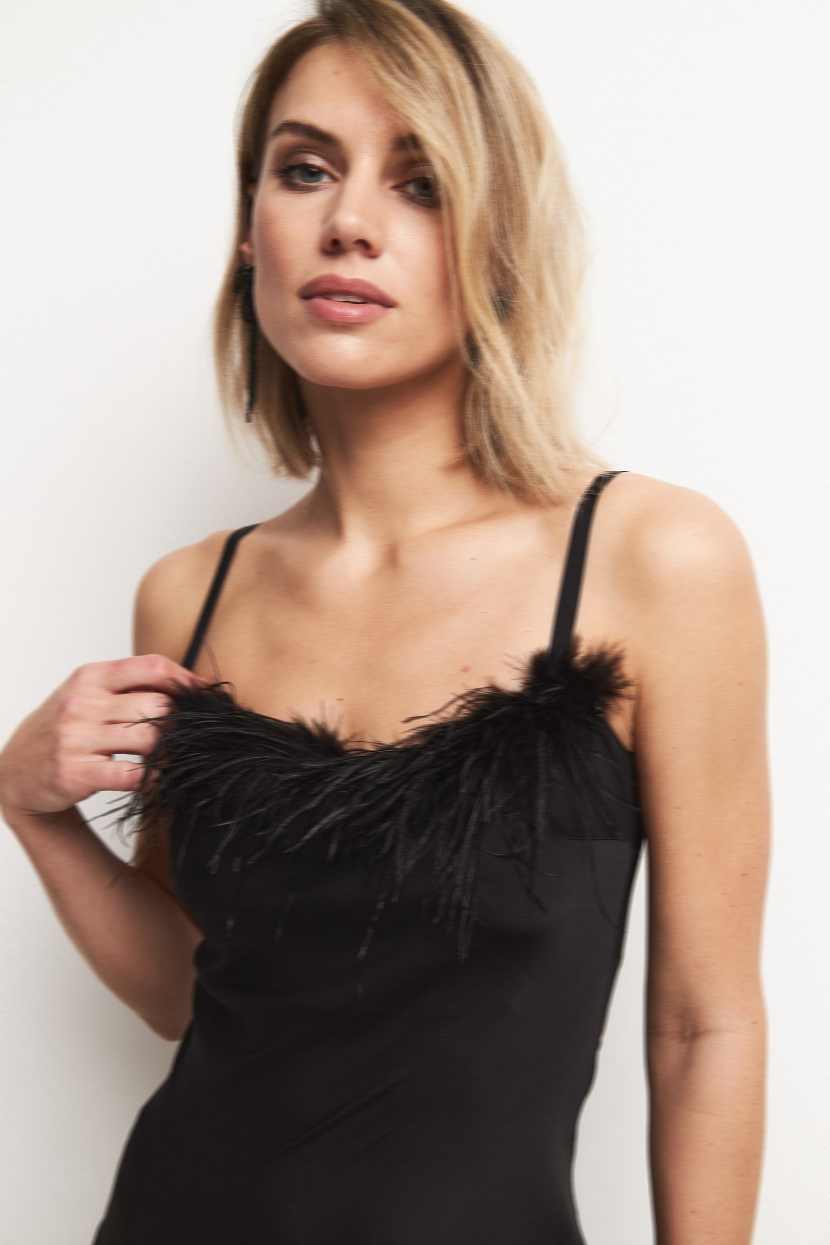 Платье-комбинация мини с перьями 