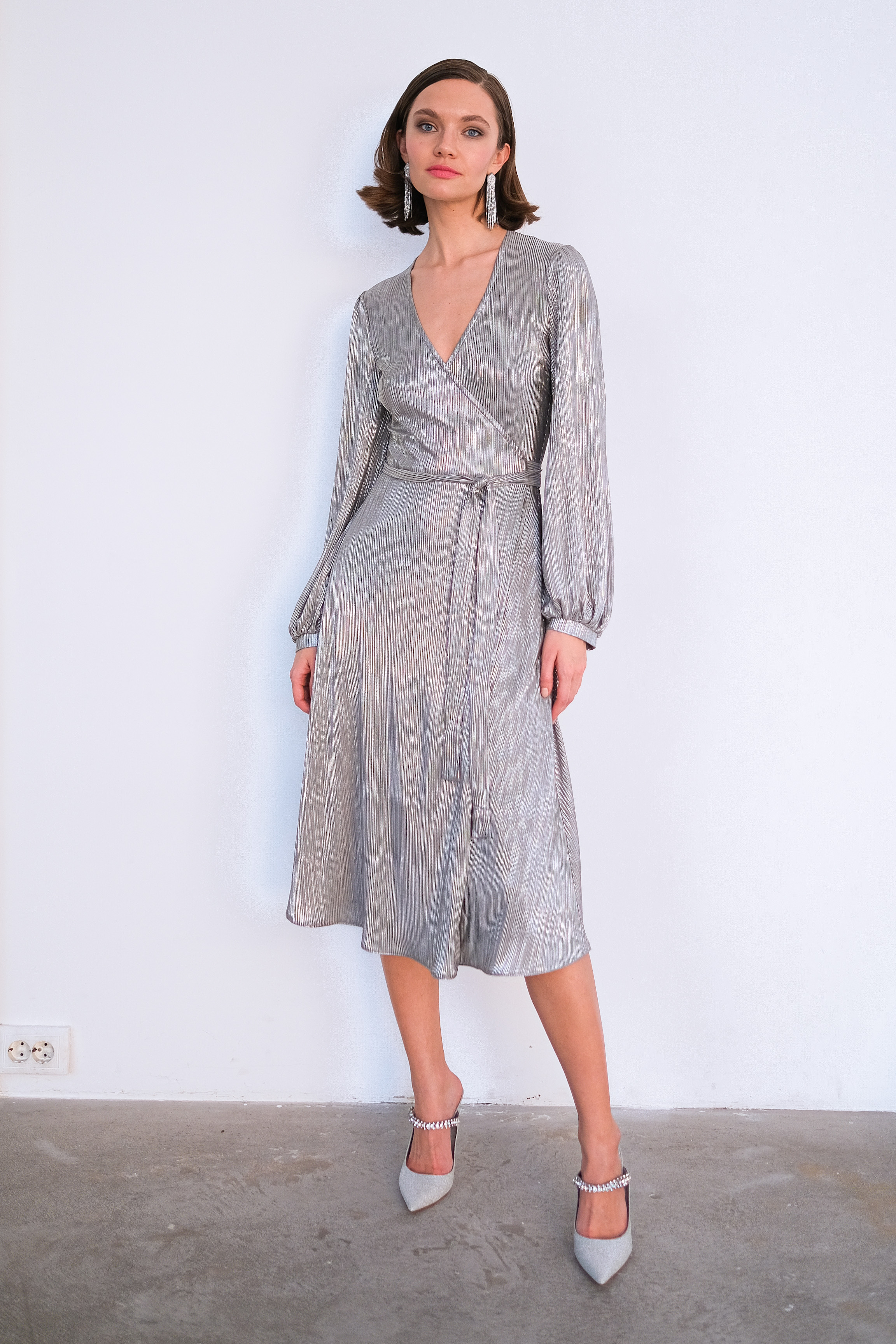 Платье на запах миди серебряное