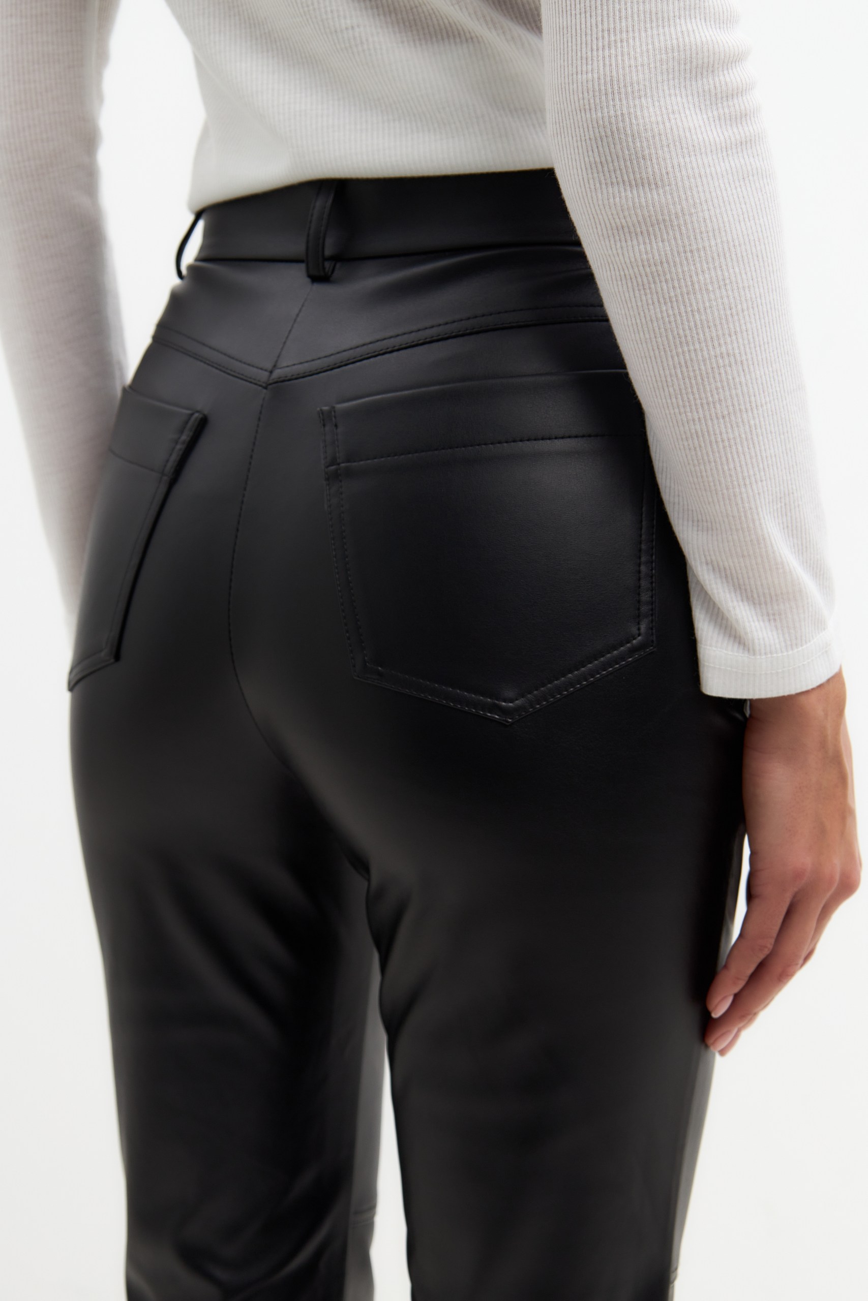 Брюки из эко кожи с разрезами 