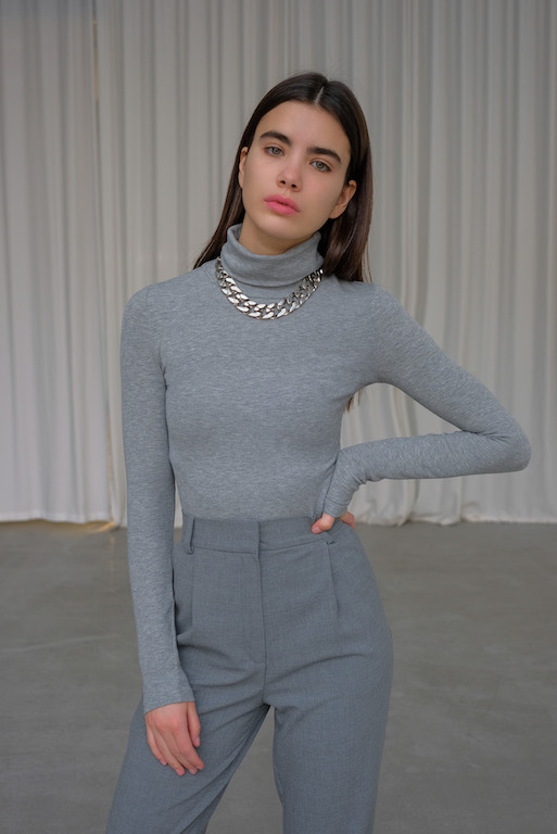 Водолазка в рубчик серая