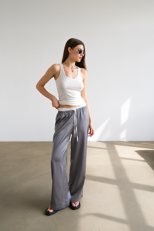 Майка с глубоким вырезом