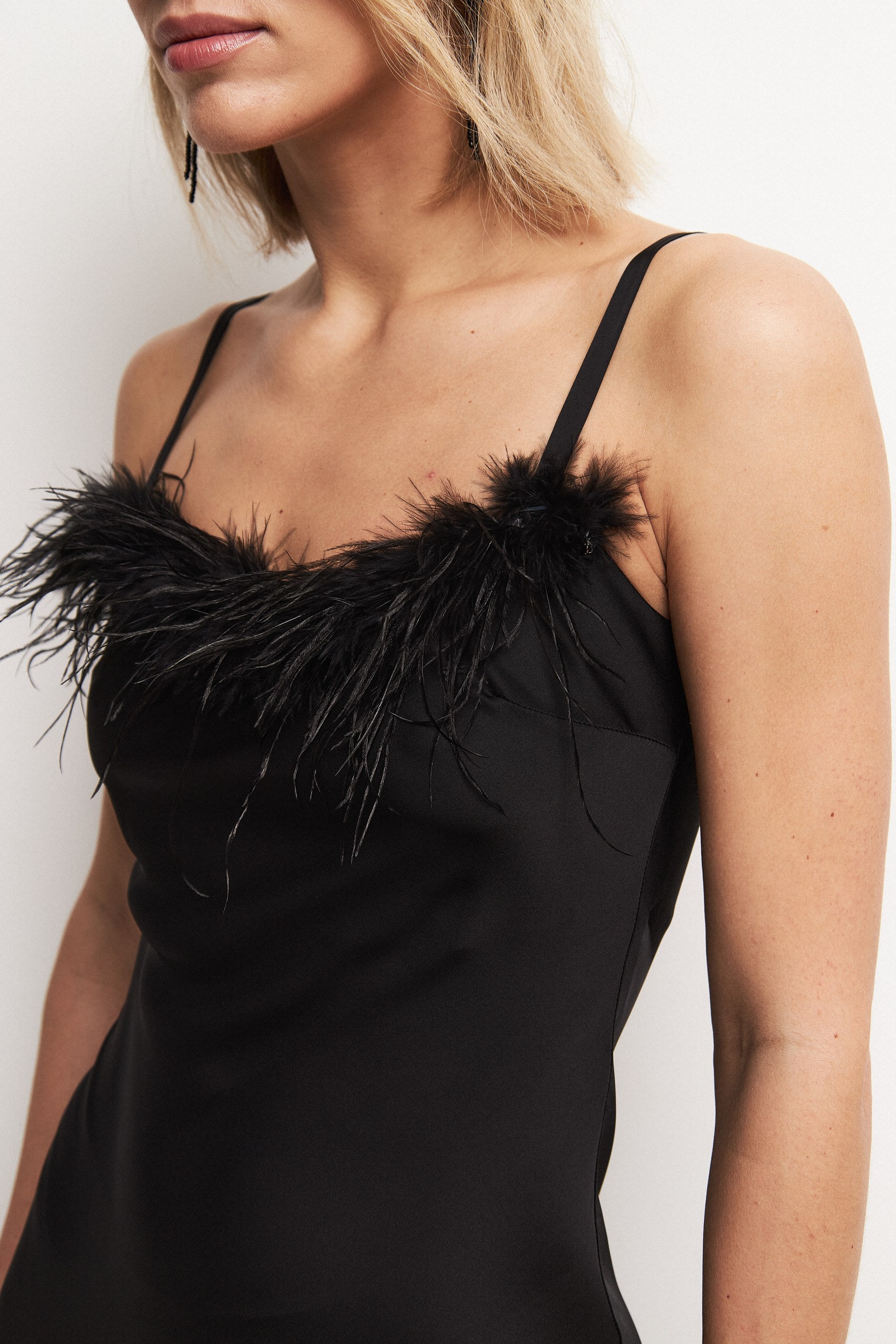 Платье-комбинация макси с перьями 