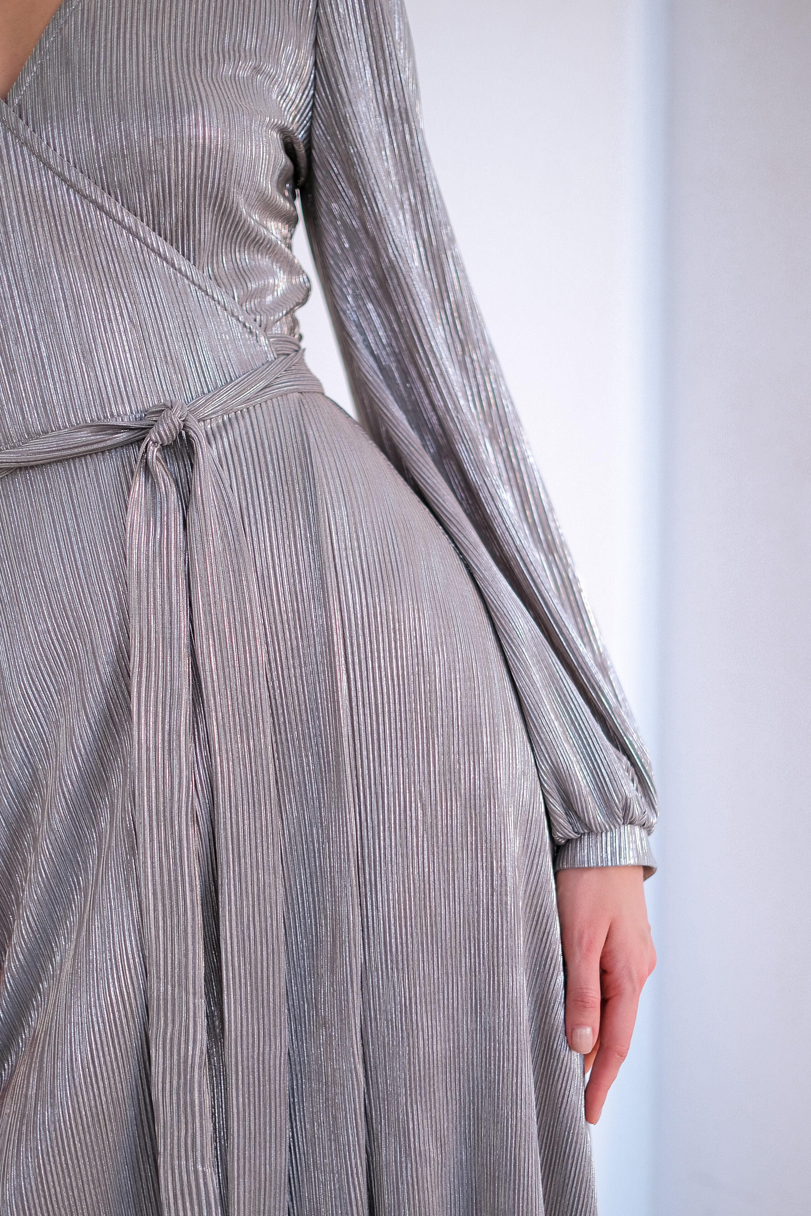 Платье на запах миди серебряное