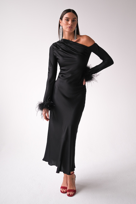  Платье с открытым плечом