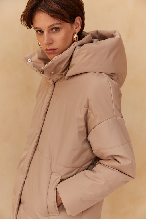 Пуховик объемный бежевый