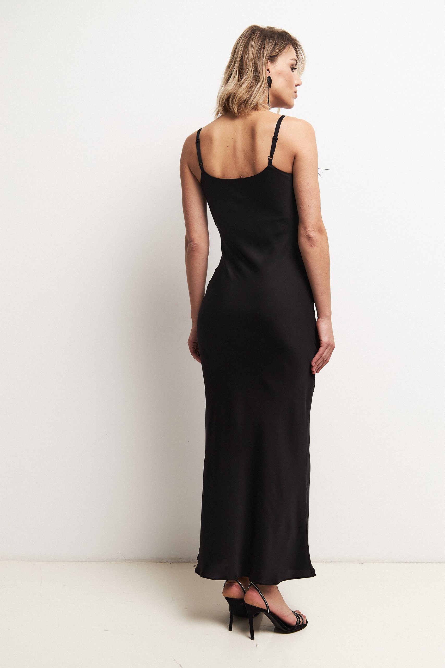 Платье-комбинация макси с перьями 