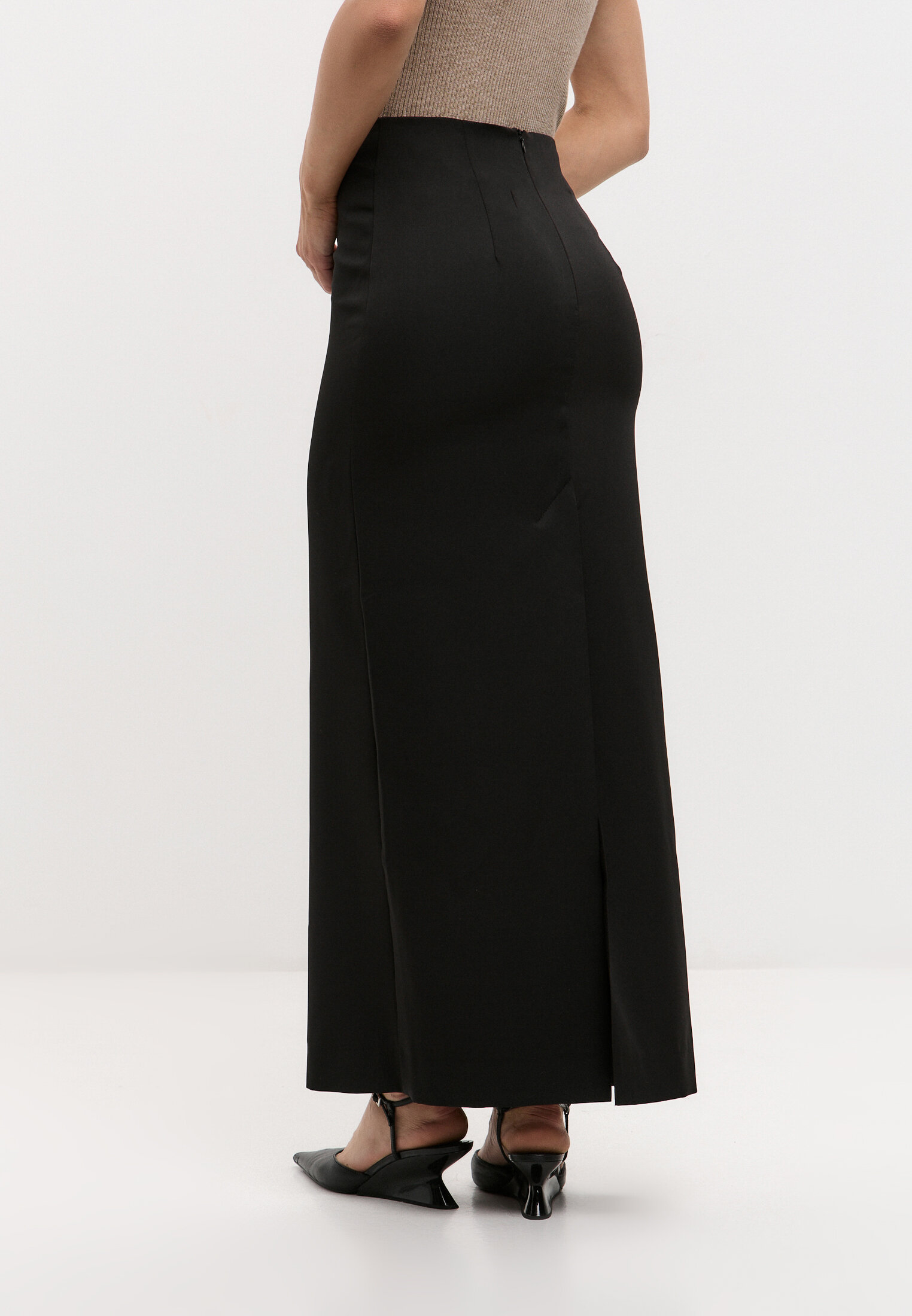 Юбка черная с разрезом