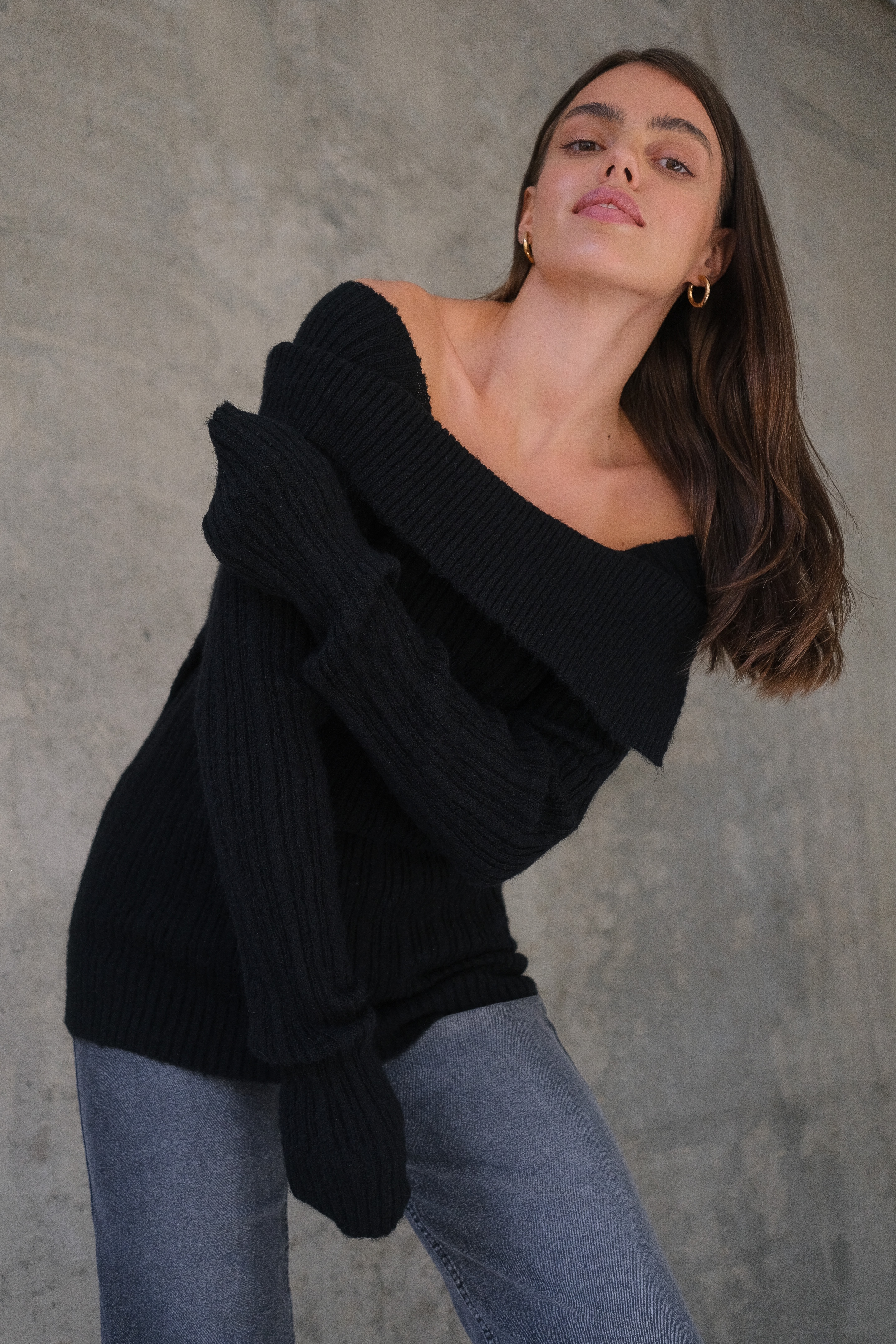 Свитер с открытыми плечами черный