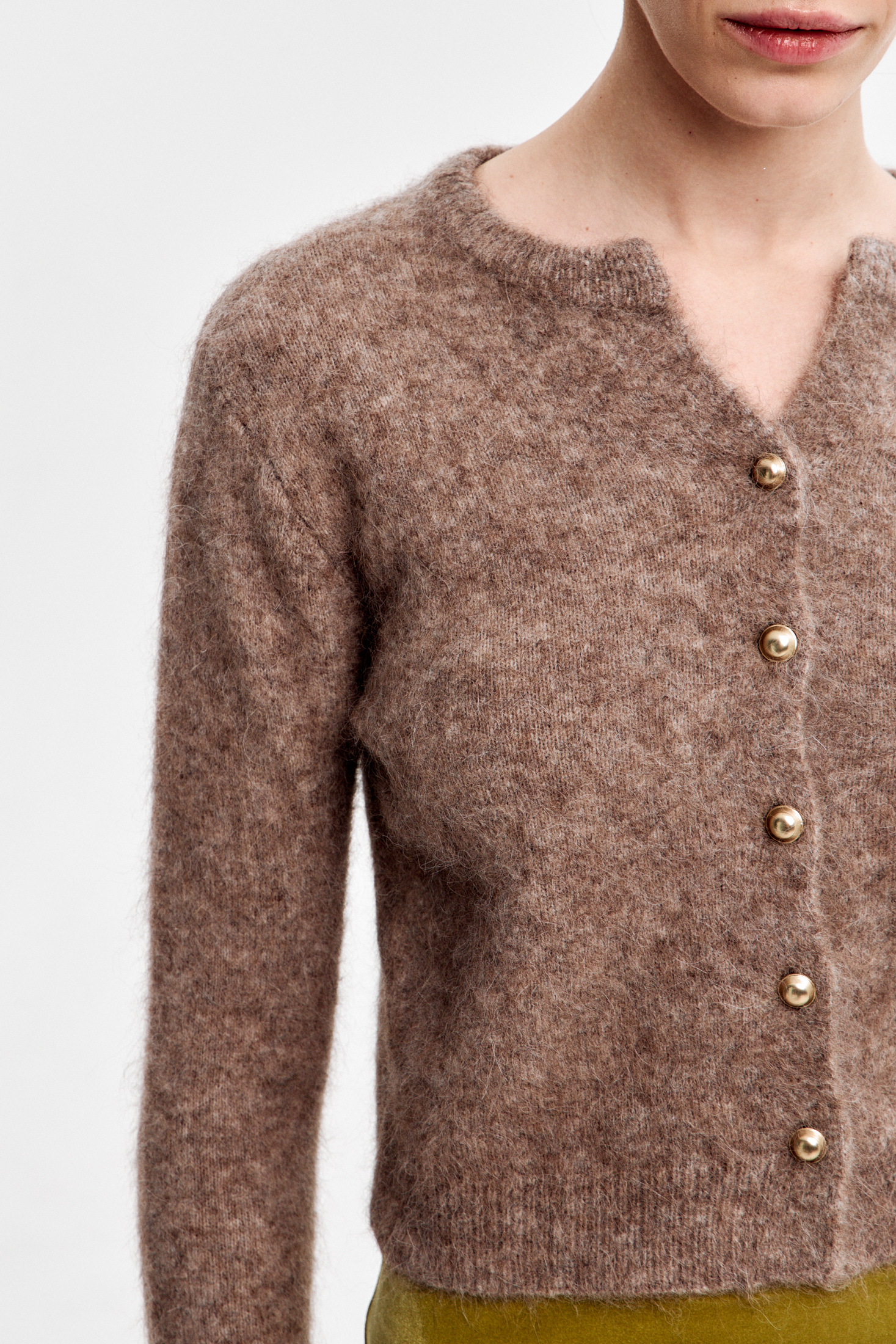 Кардиган короткий из ангоры с золотыми пуговицами
