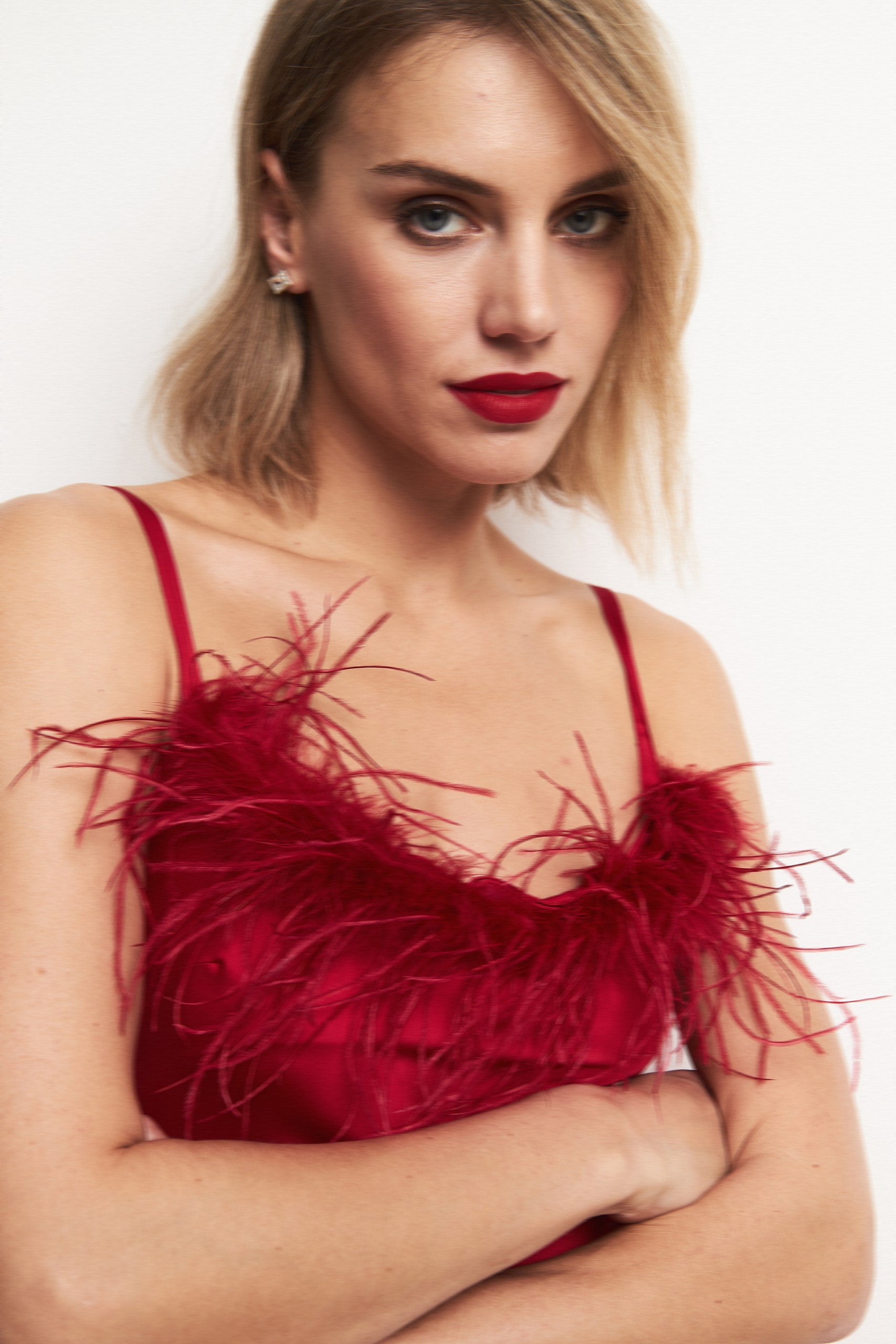 Платье-комбинация мини с перьями 