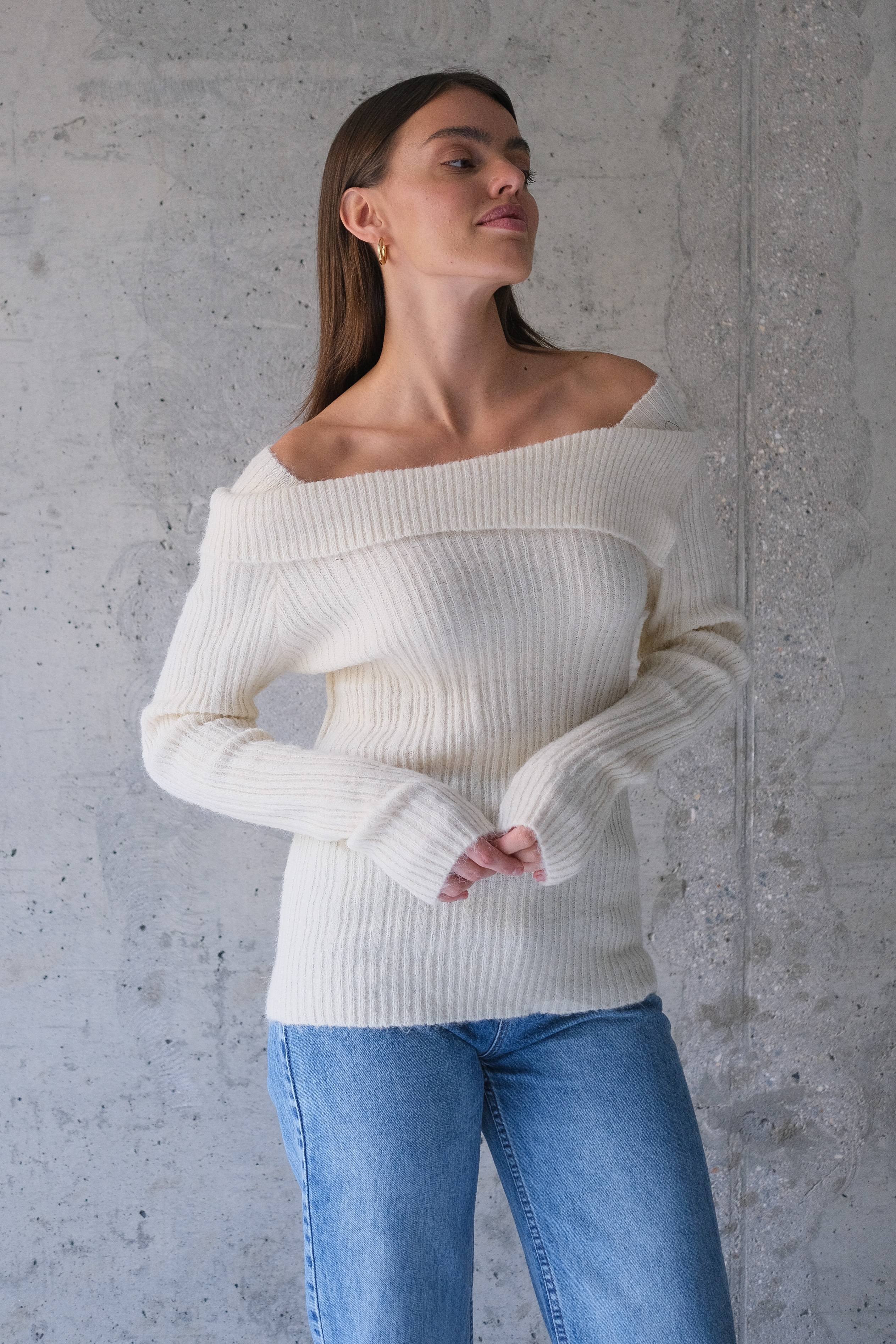 Свитер с открытыми плечами молочный