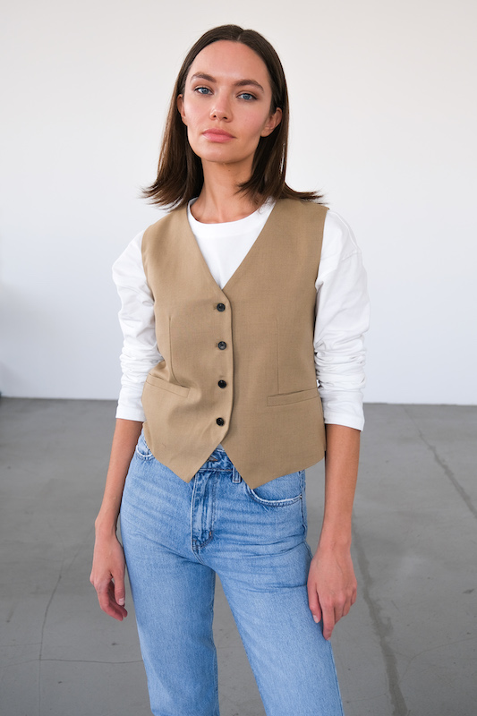  Жилет бежевый