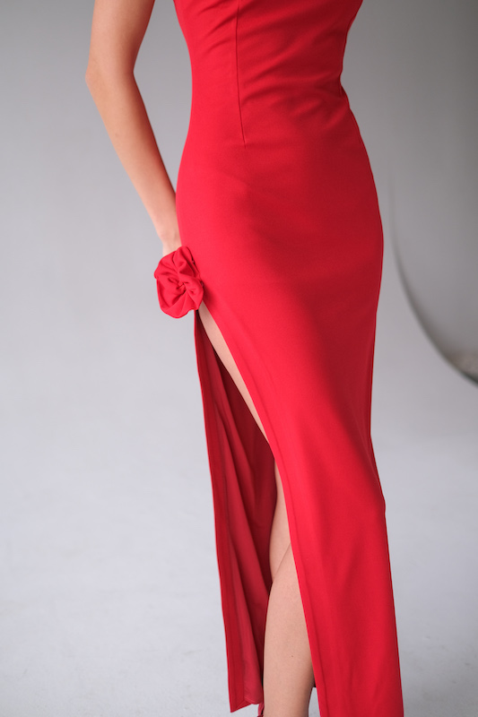  Платье макси с розами и разрезом