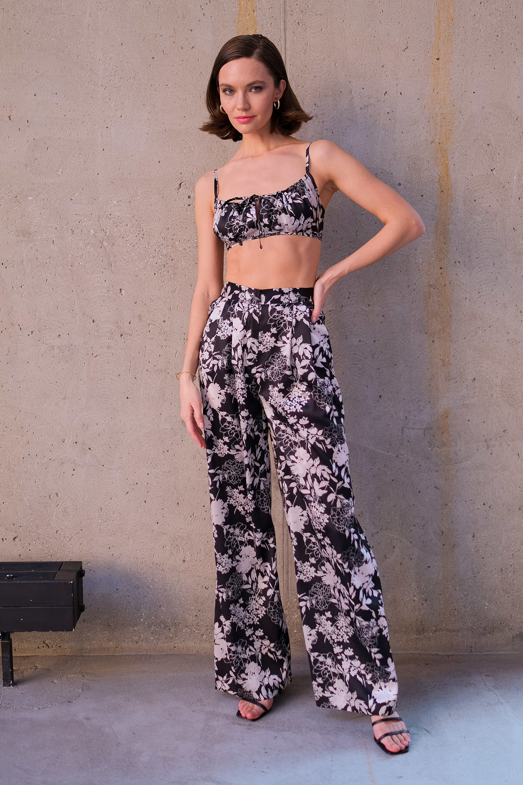 Брюки бежевые цветы