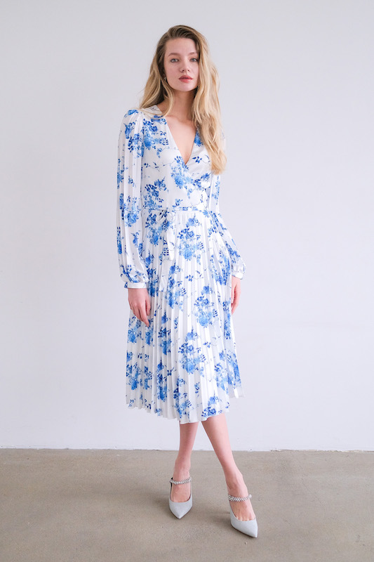 Платье на запах голубые цветы