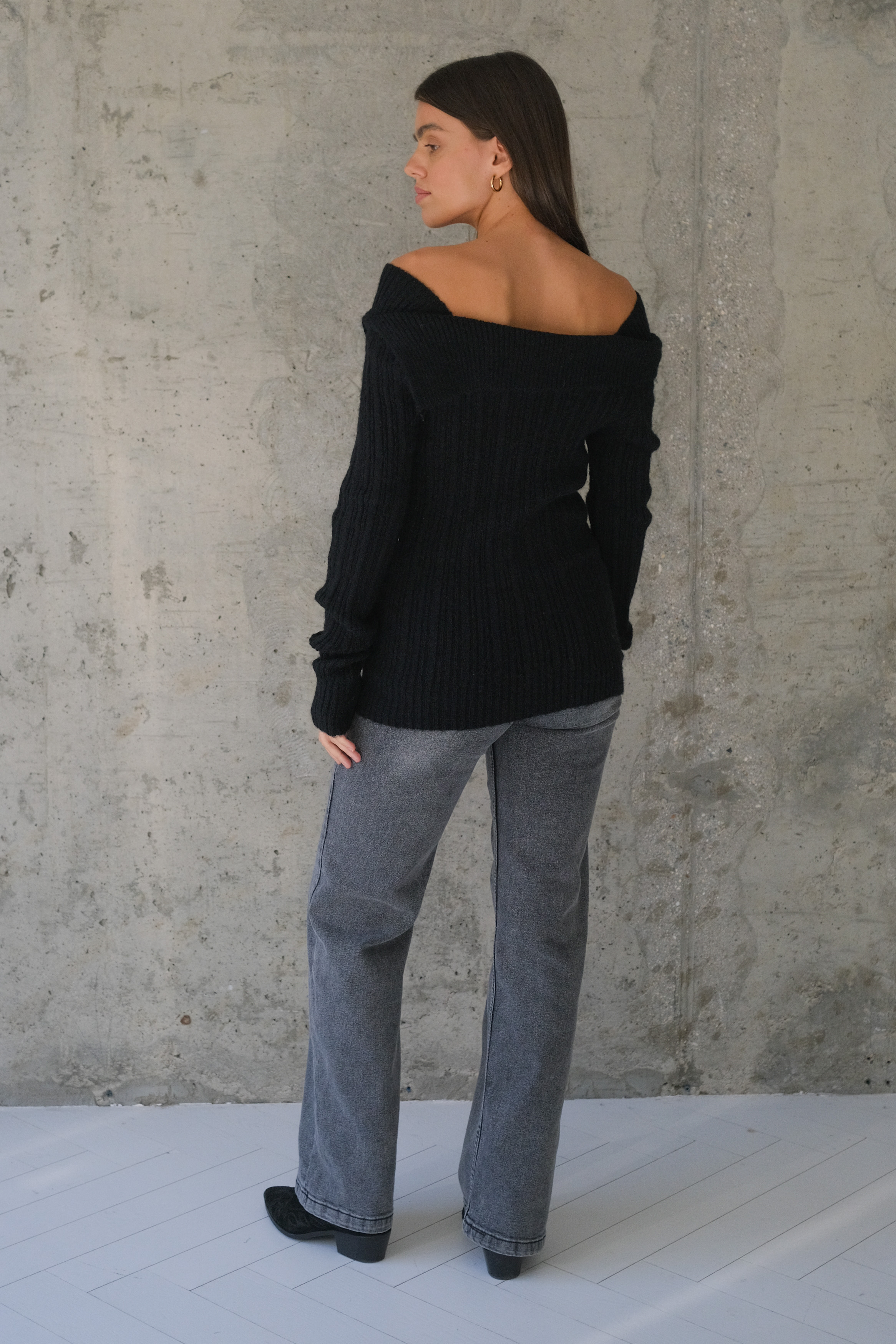 Свитер с открытыми плечами черный