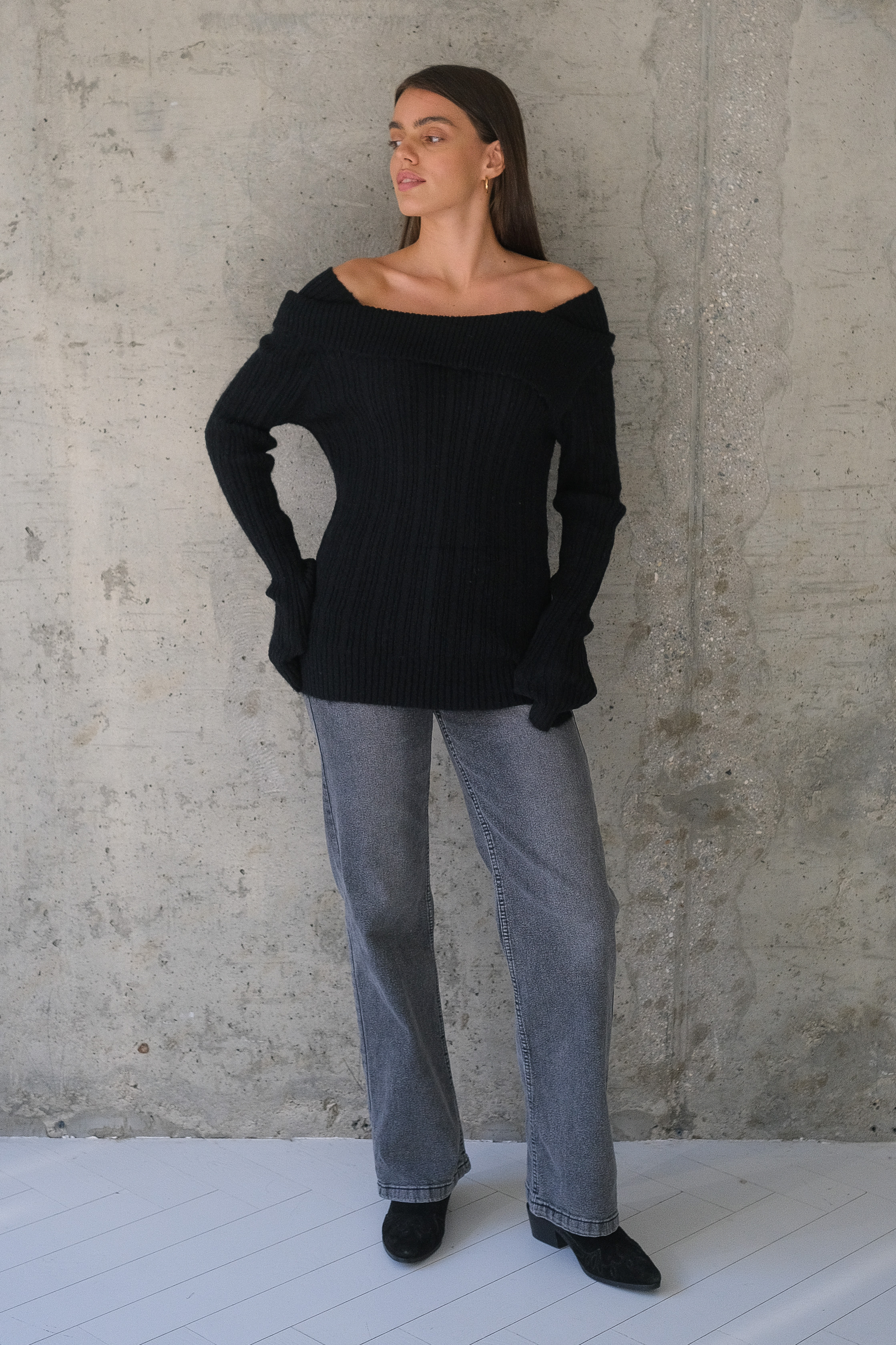 Свитер с открытыми плечами черный