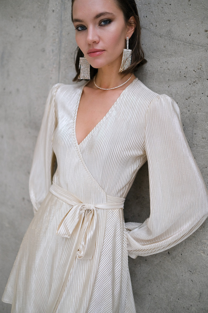 Платье на запах мини золотое