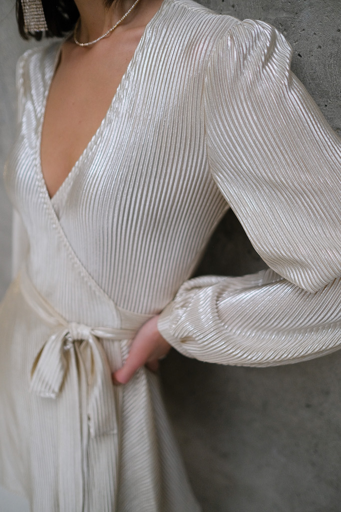 Платье на запах мини золотое