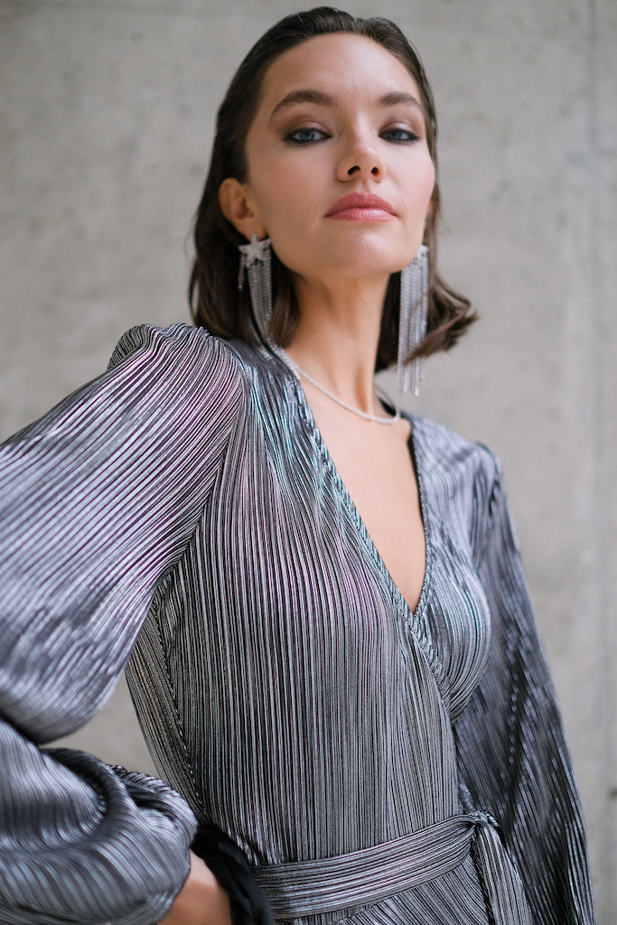 Платье на запах серебро мини