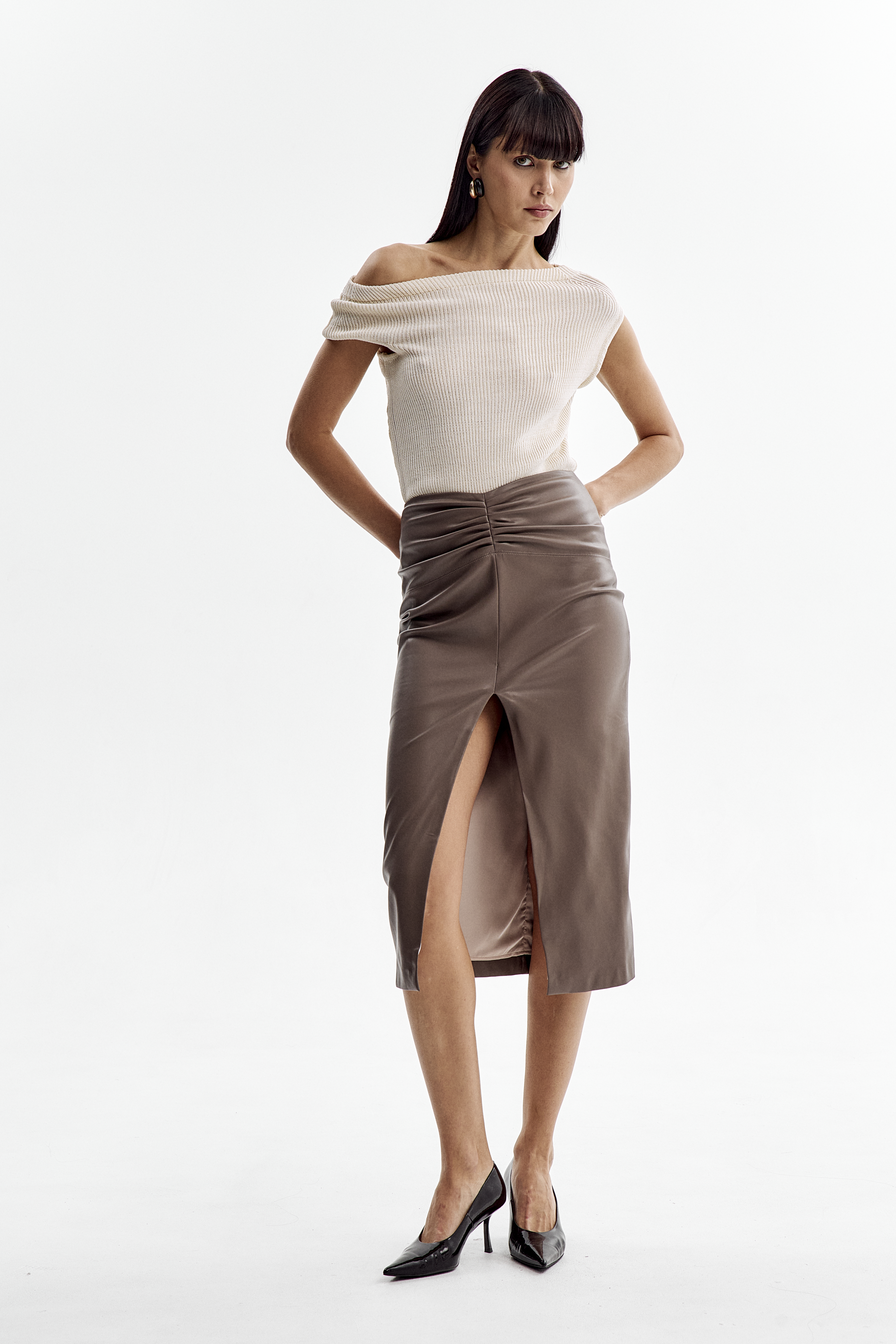 Юбка из эко кожи с разрезом