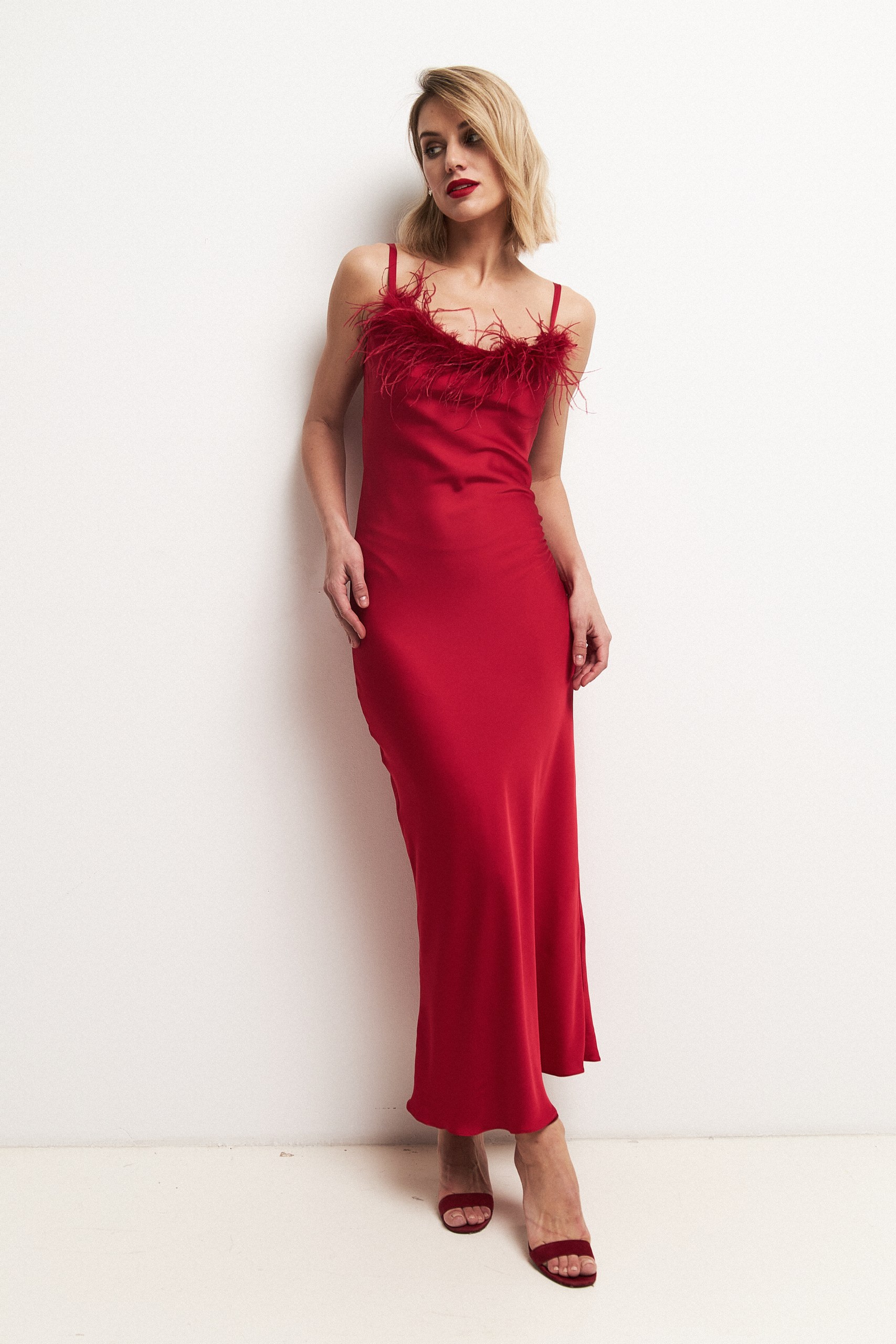 Платье-комбинация макси с перьями