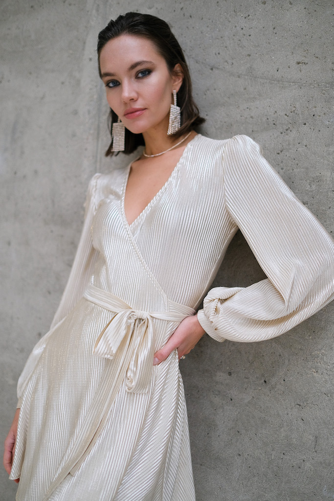 Платье на запах мини золотое