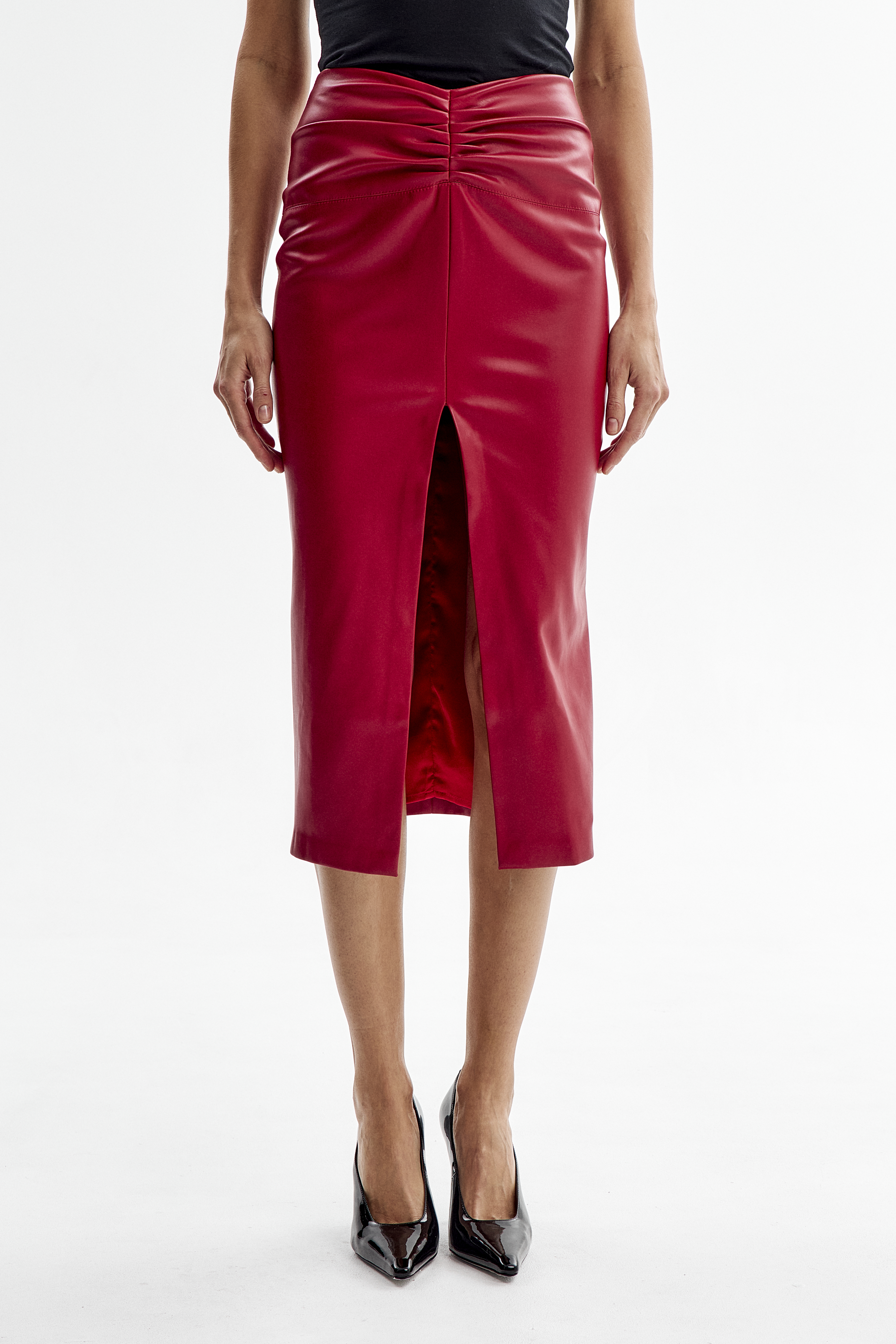 Юбка из эко кожи с разрезом 