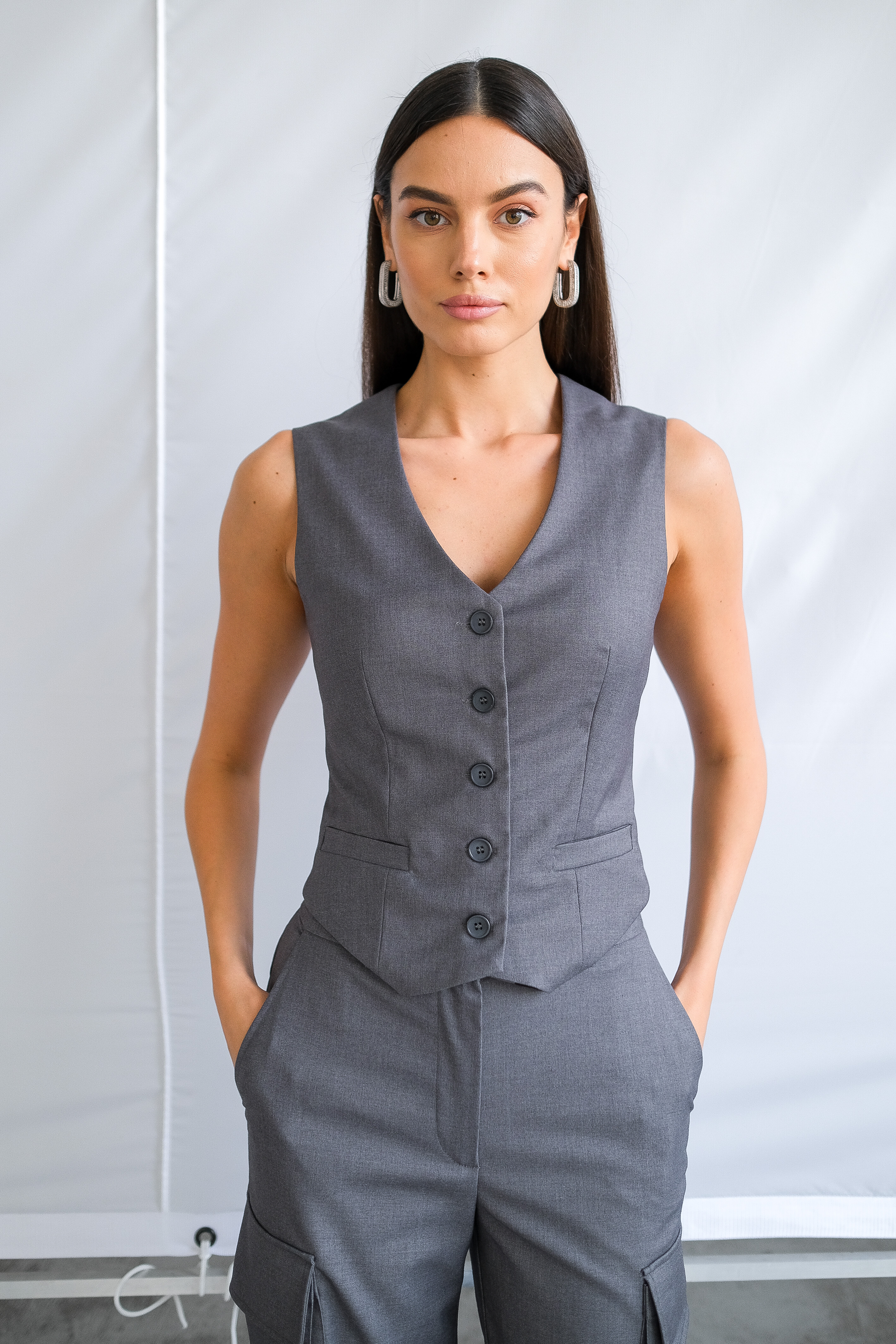 Жилетка серая костюмная